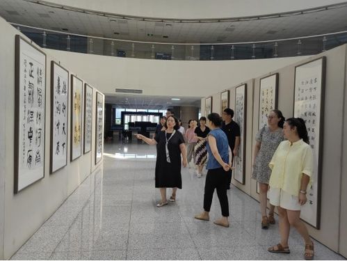 美術學院黨委組織教師參觀廉潔文化書畫作品展，深化文化藝術交流活動